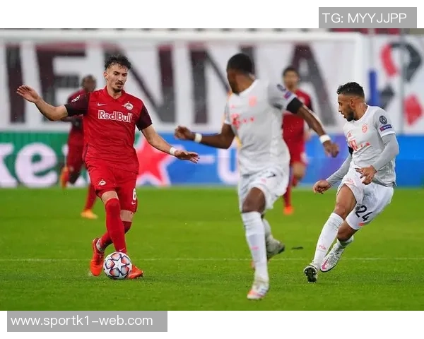 巴萨重返诺坎普进行公开训练球员教练齐聚合影留念展现团队精神